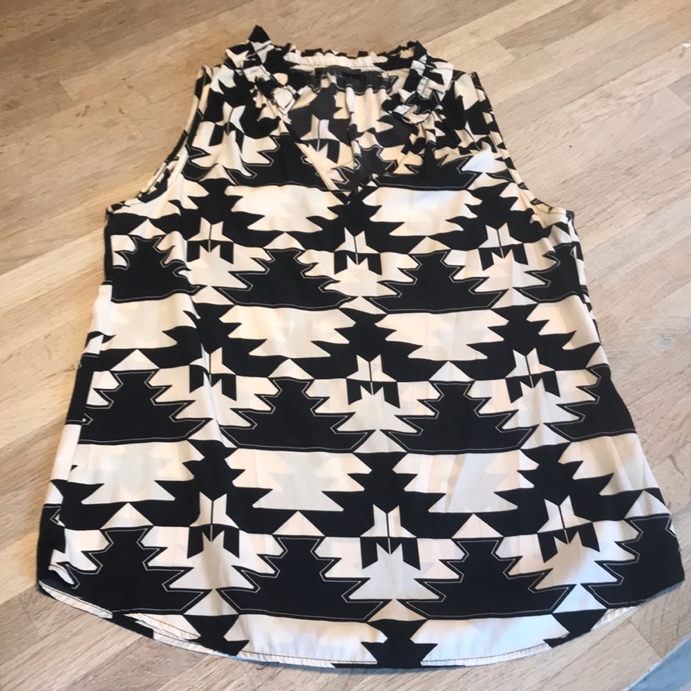 reneec. Blk and wht geometric sleeveless blouse, L
